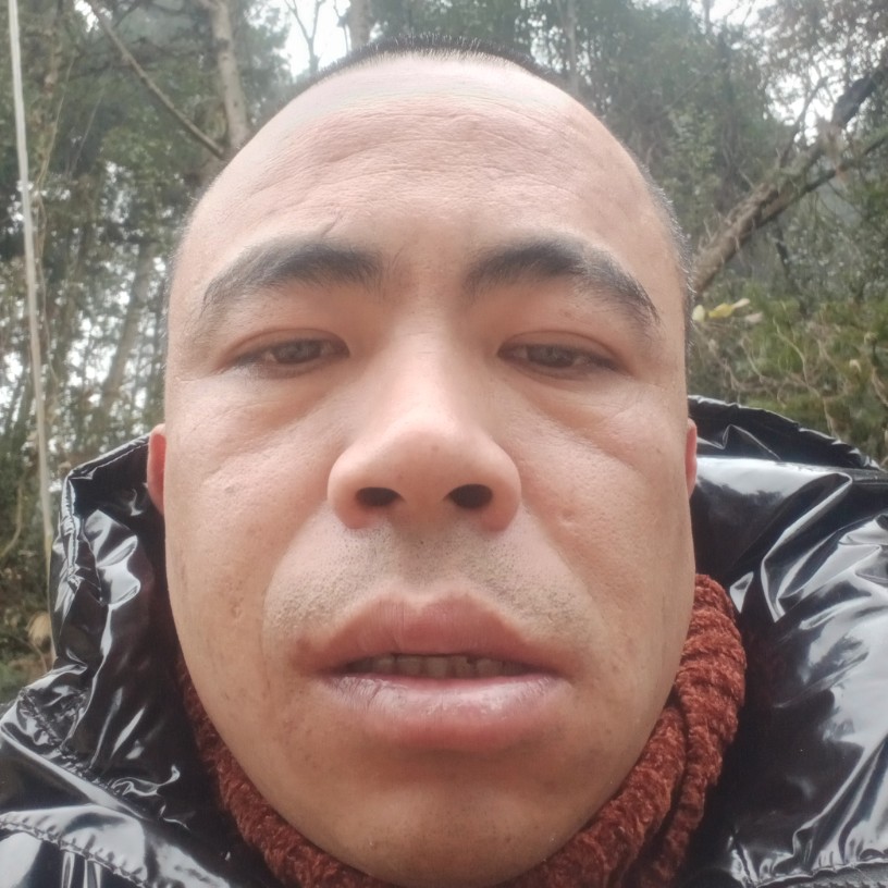 笑点低深拥烤鸡的照片