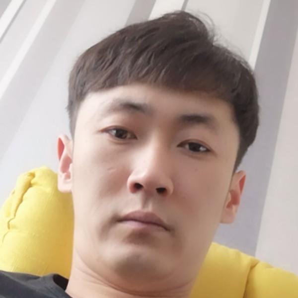 面包回眸腼腆的照片