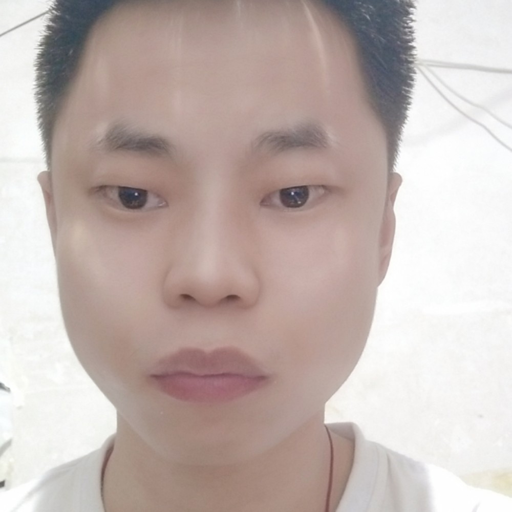 街口的少年的照片
