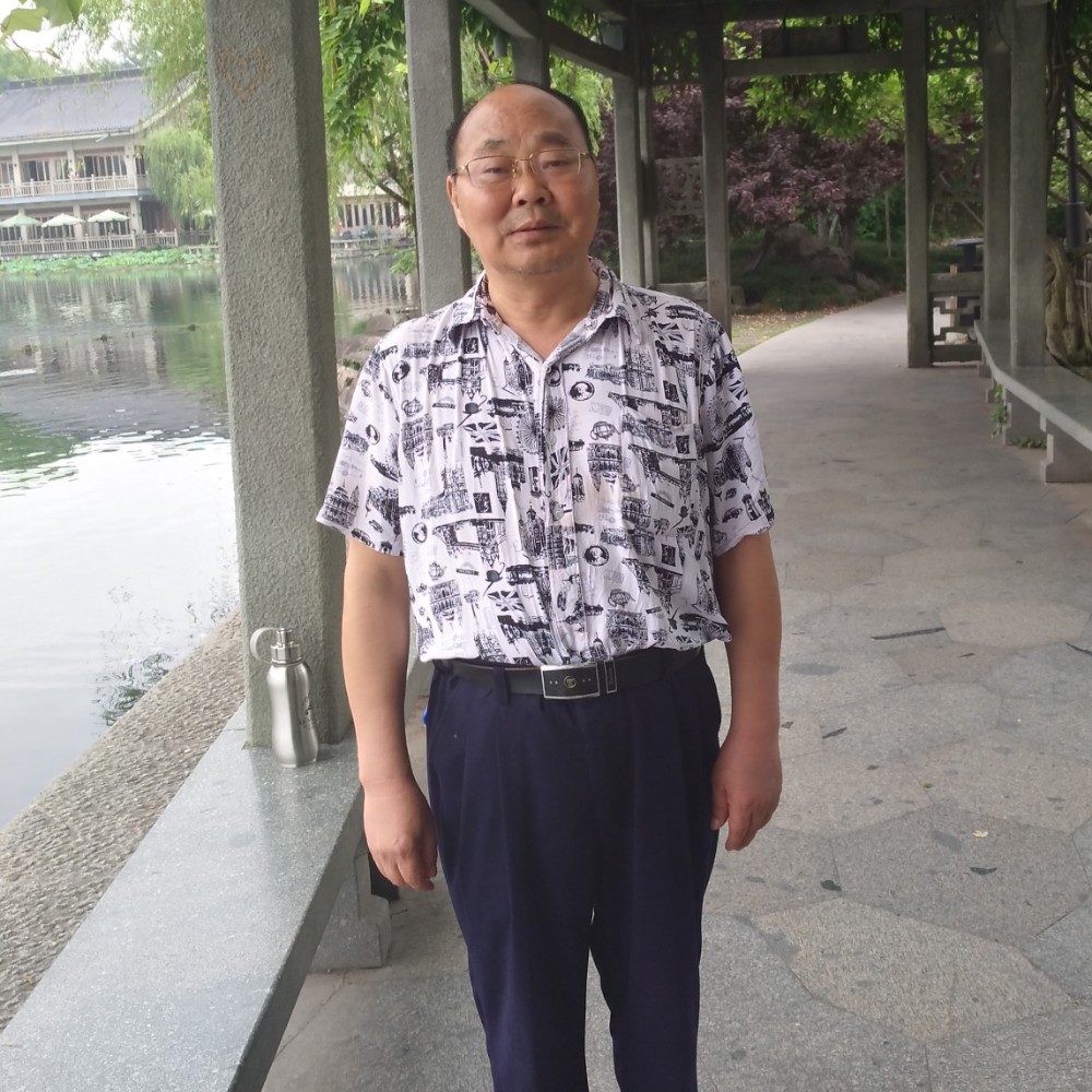 轻松深拥夏露的照片