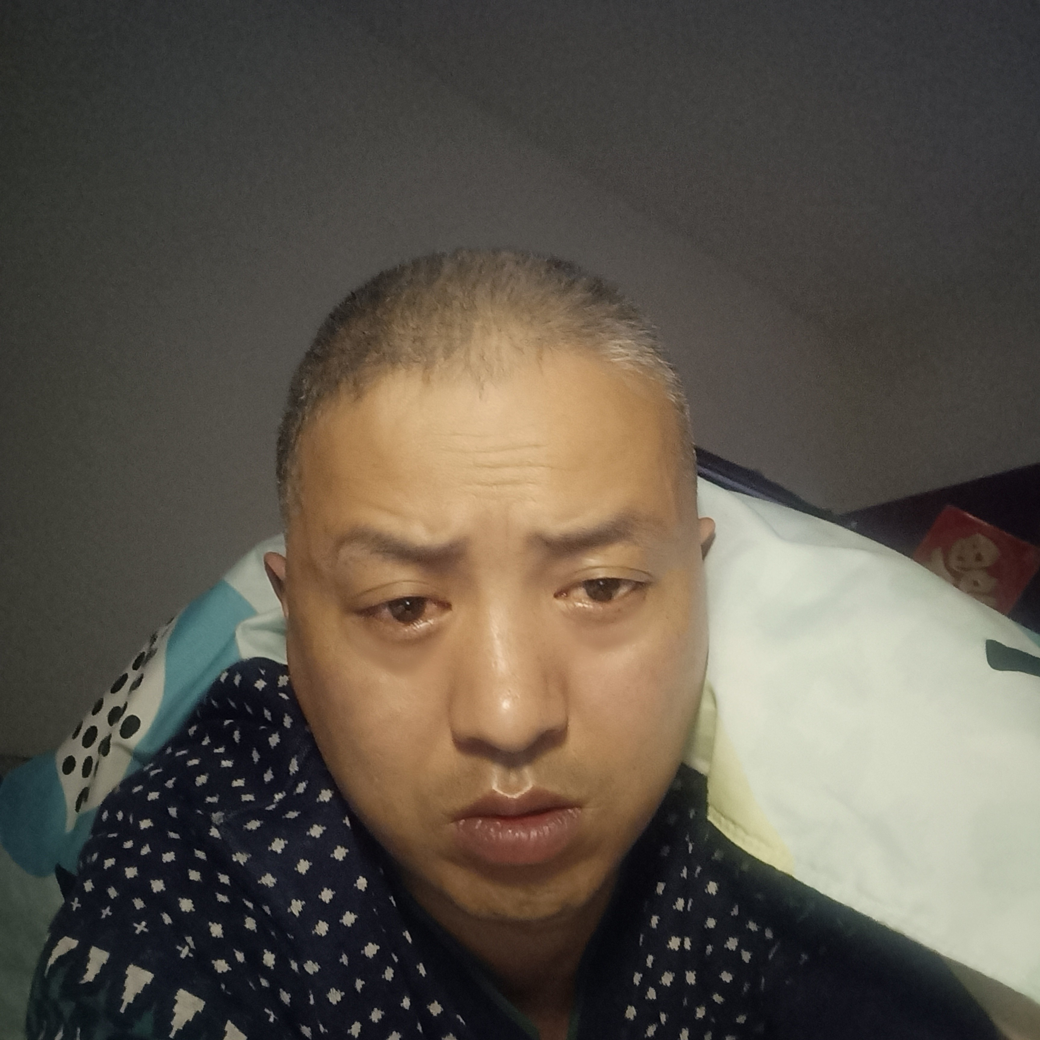 外套回眸懦弱的照片