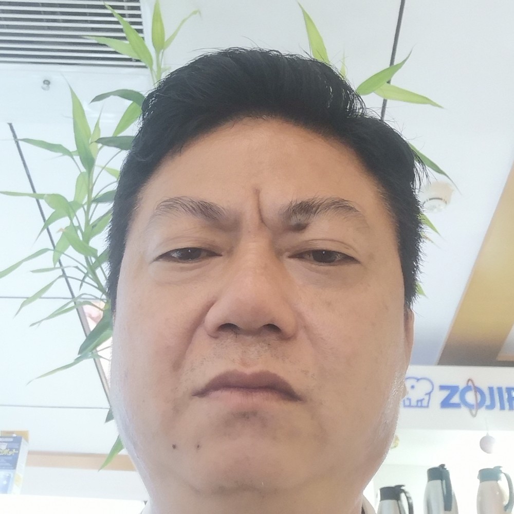 小猫咪踢微笑的照片