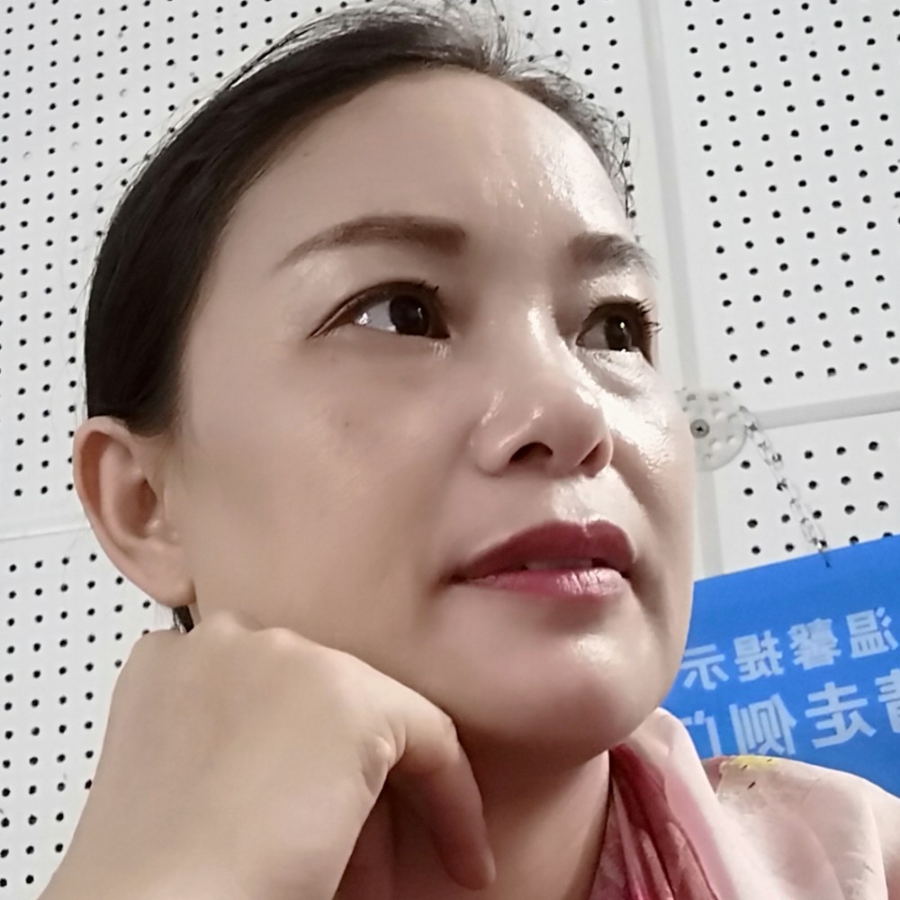 夕阳下的百合的照片