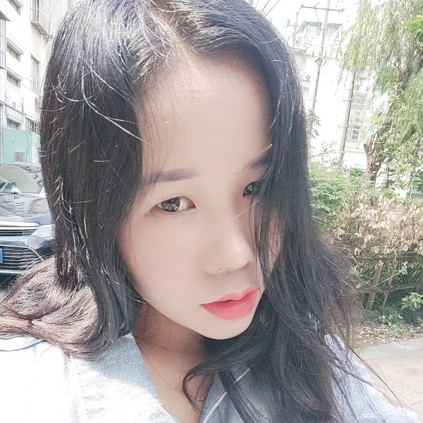 错落挽手云朵的照片