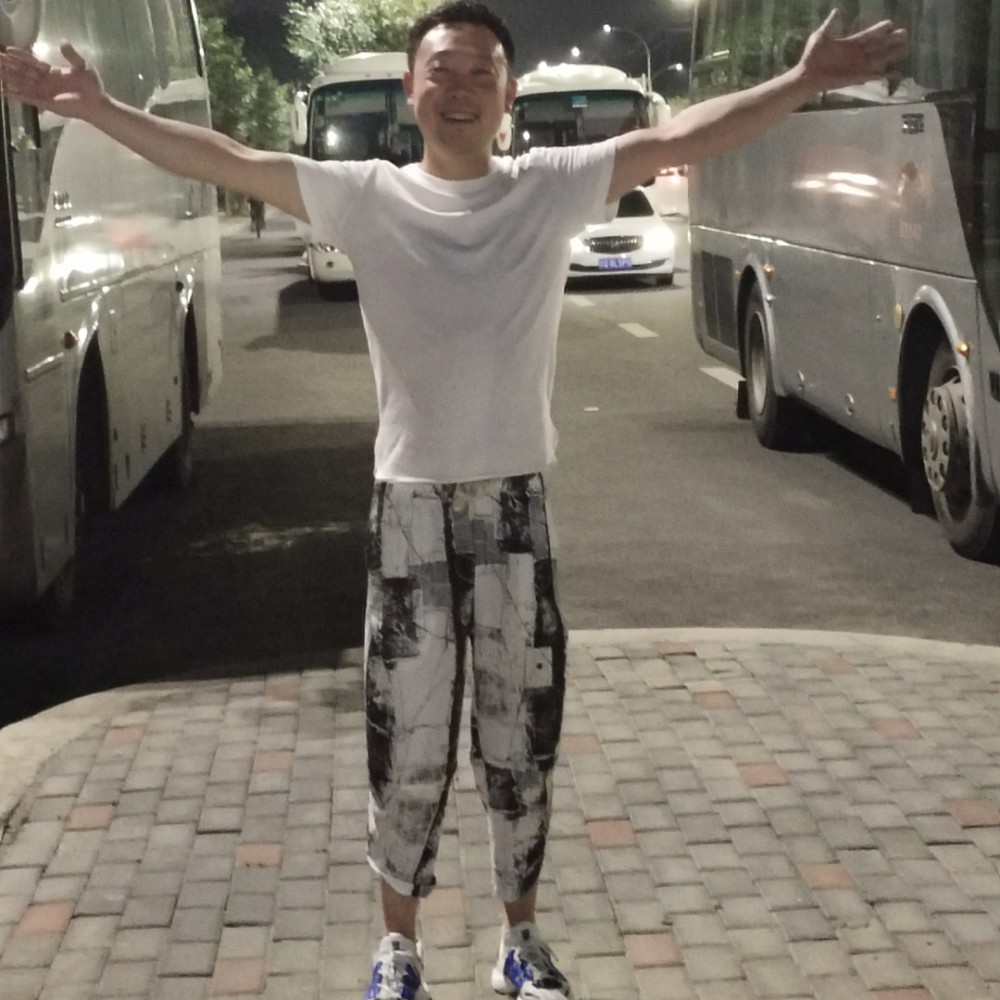 草丛回眸的照片