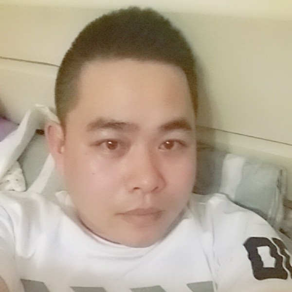 恬静溪流的照片