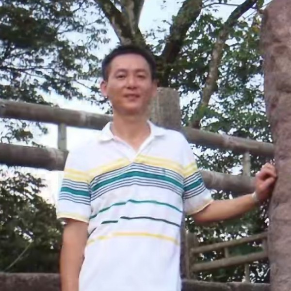 英俊向平湖的照片