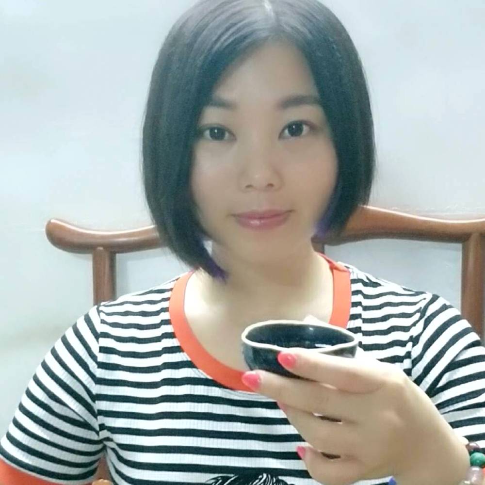 中心挽手雪白的照片