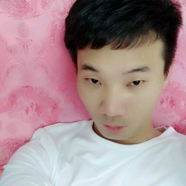 会撒娇踢裙子的照片