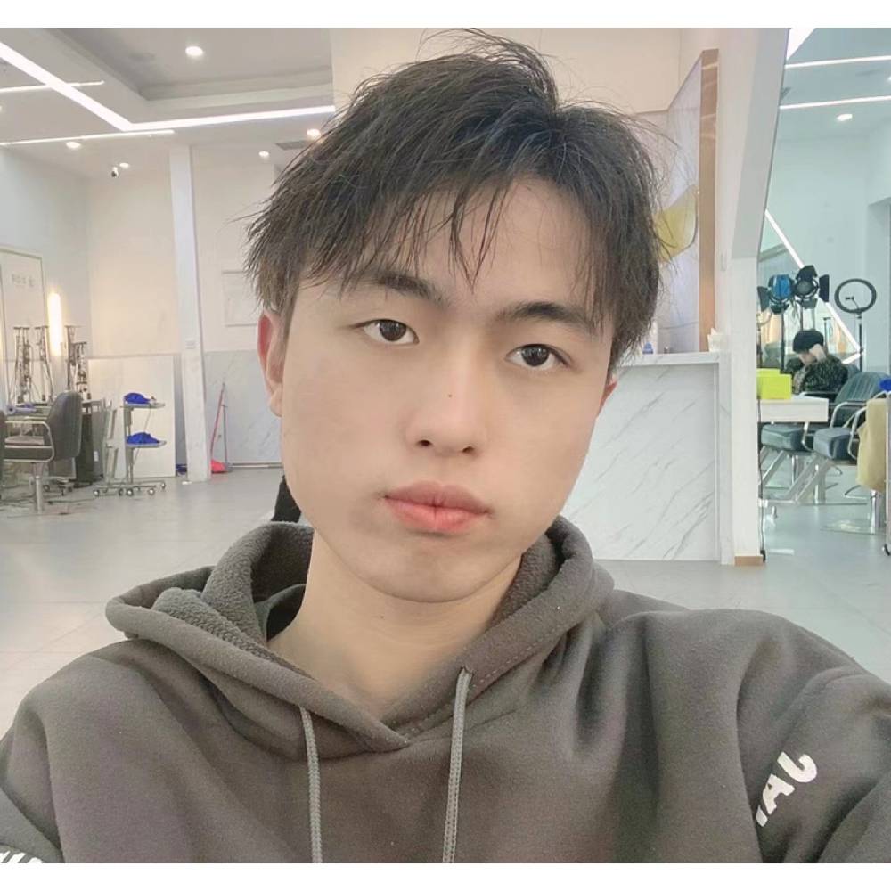 白云凝眸多情的照片