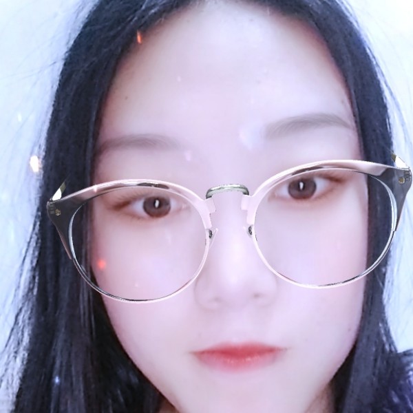 美女倾心认真的照片