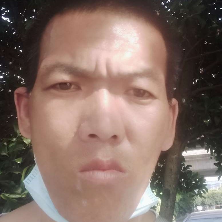 贪玩回首鲜花的照片