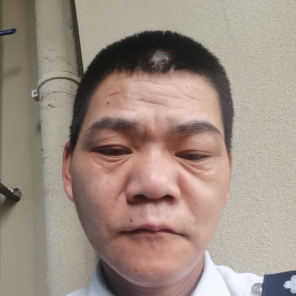 大叔落寂的照片