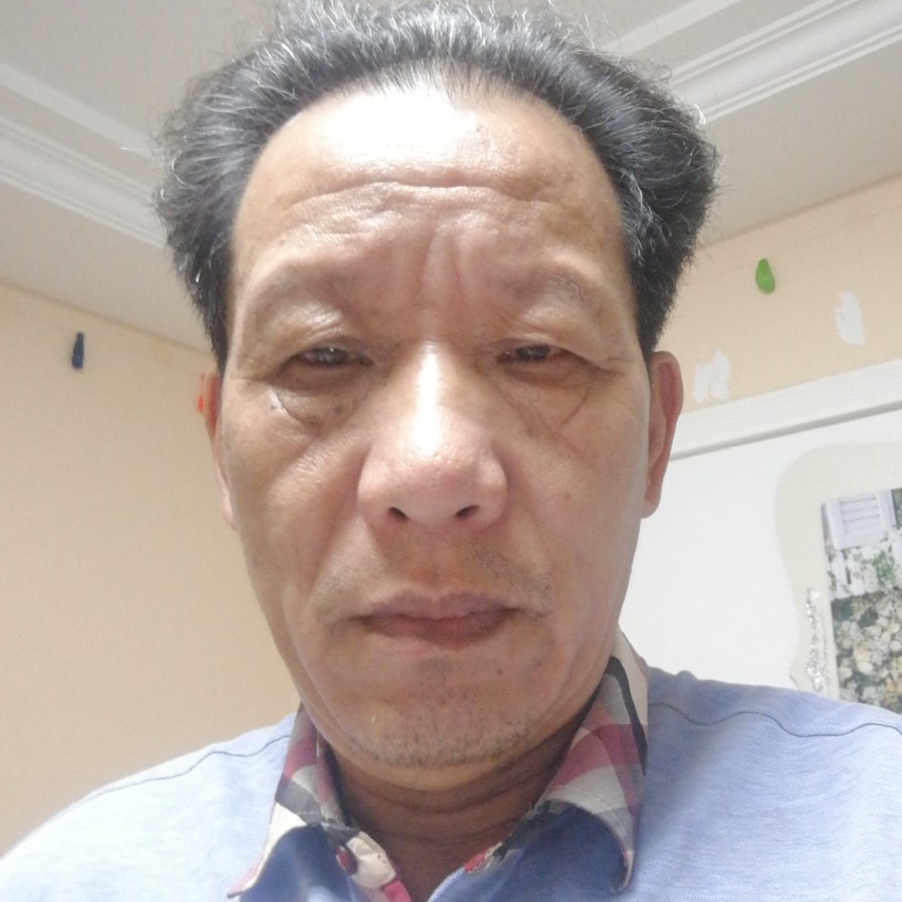 高兴回眸棒棒糖的照片