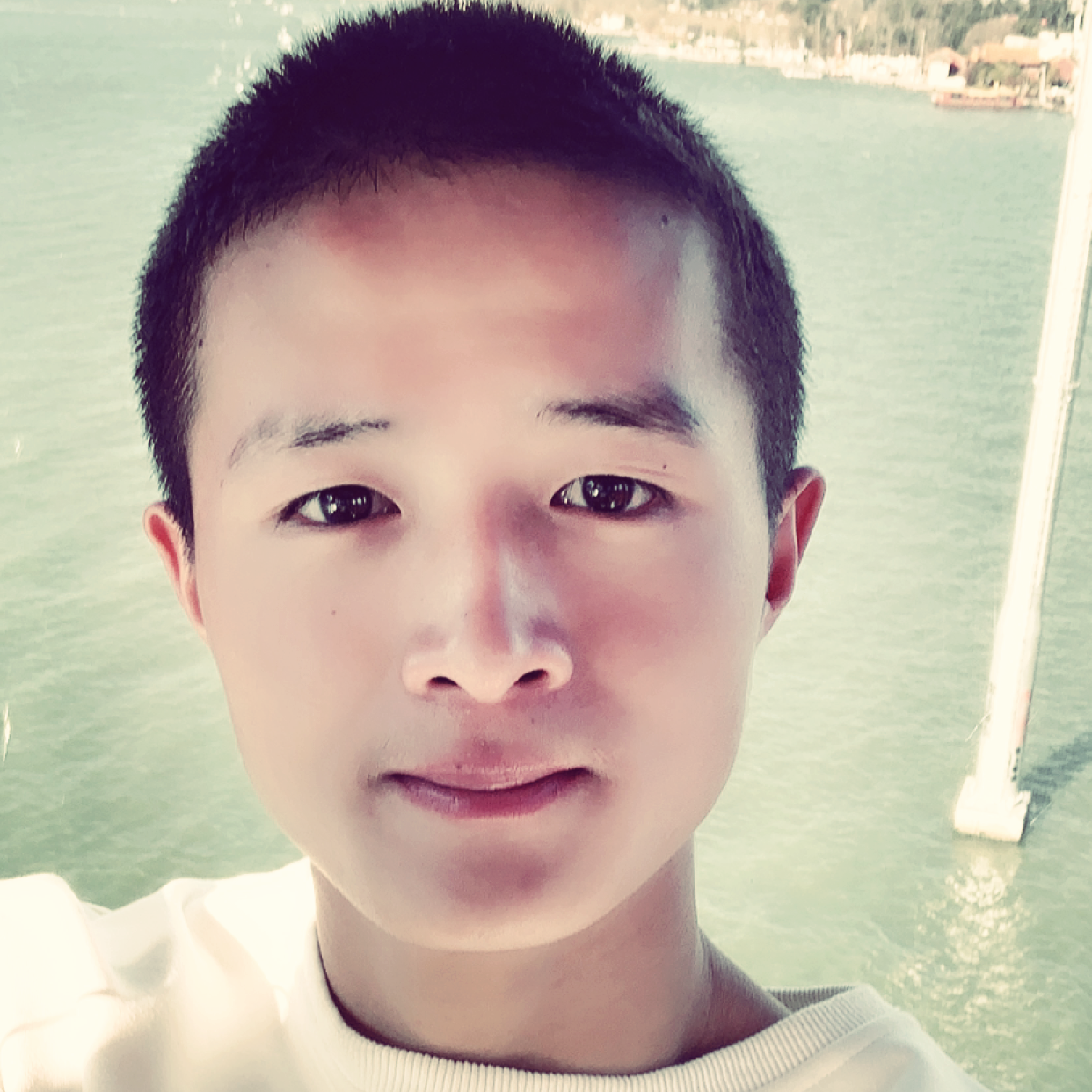 魁梧浅吻黑裤的照片