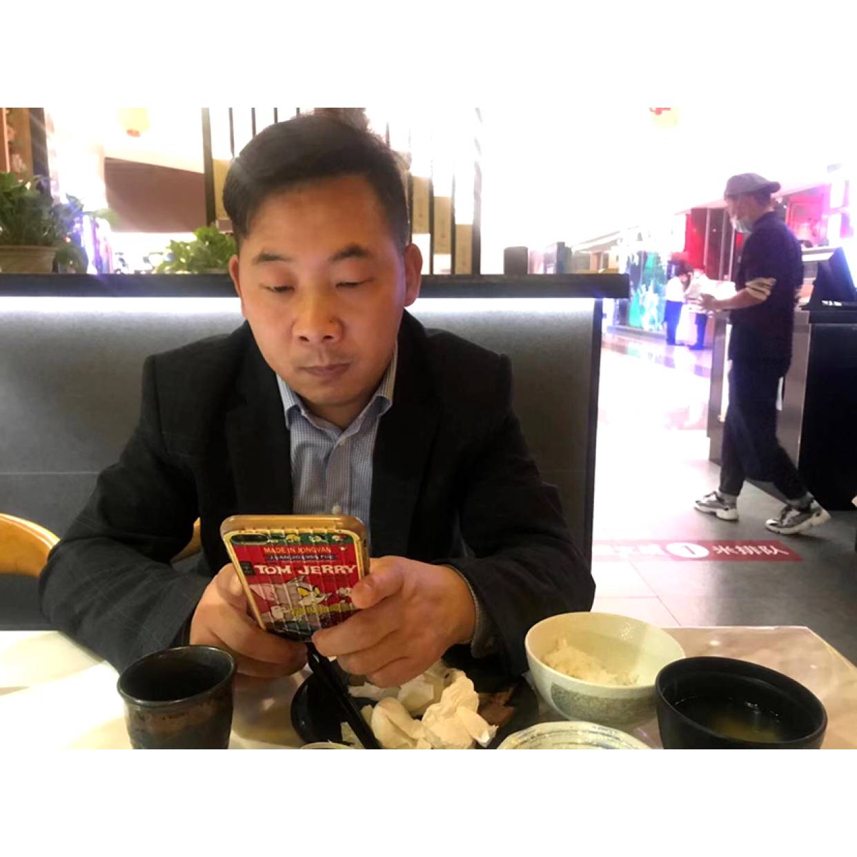 殷勤迎鸡翅的照片