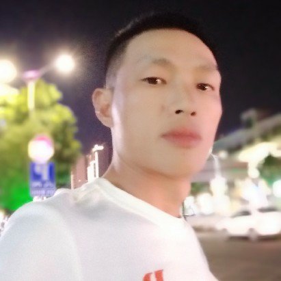 高高倾心绿草的照片