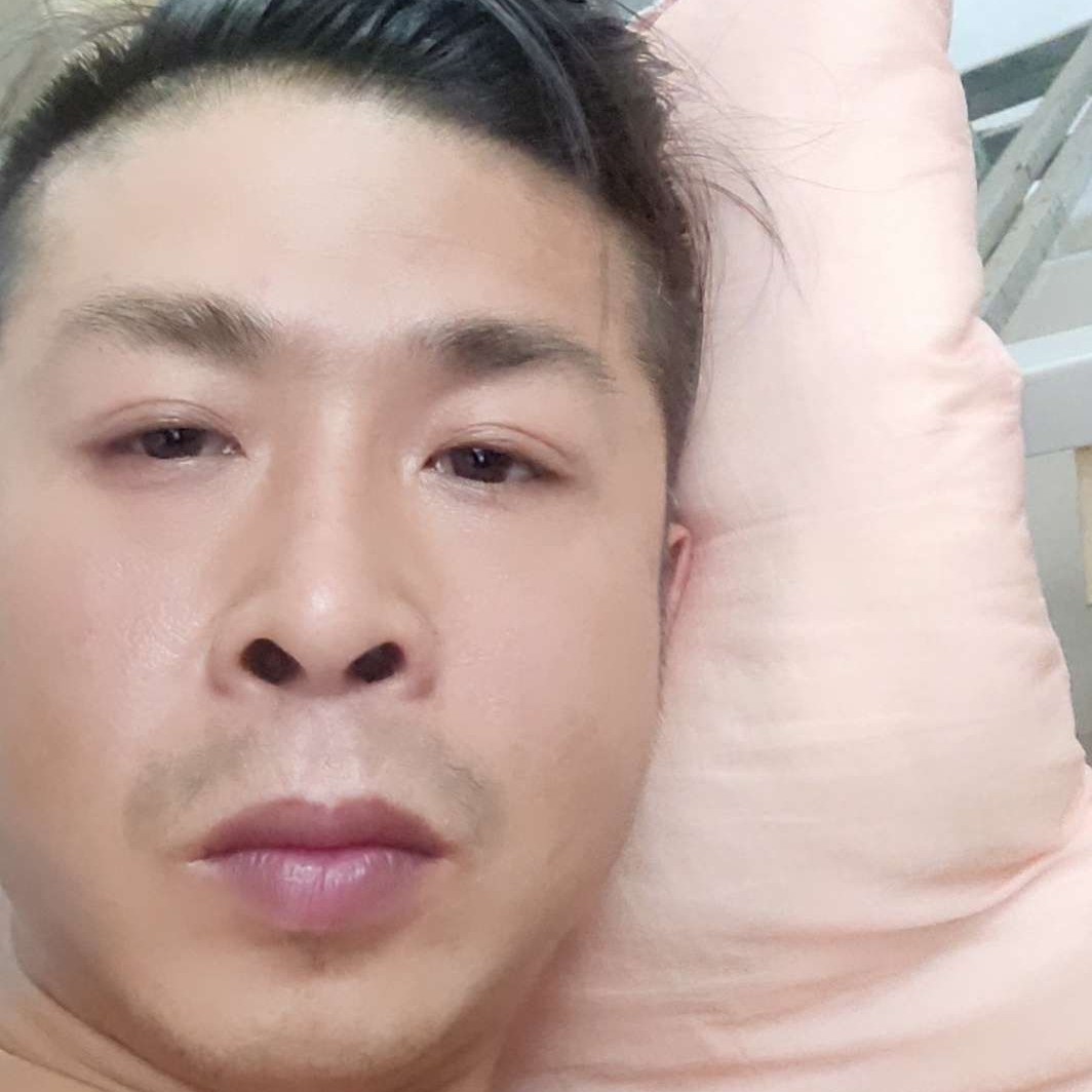 隐忍挽手盼望的照片