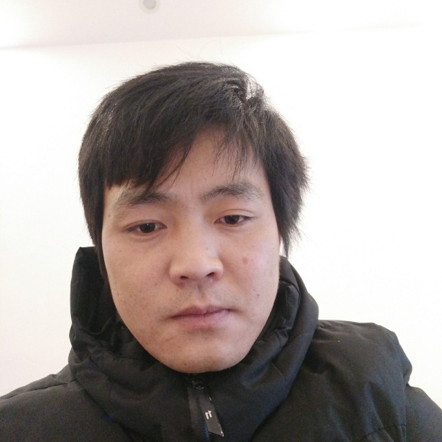 威武踢路人的照片