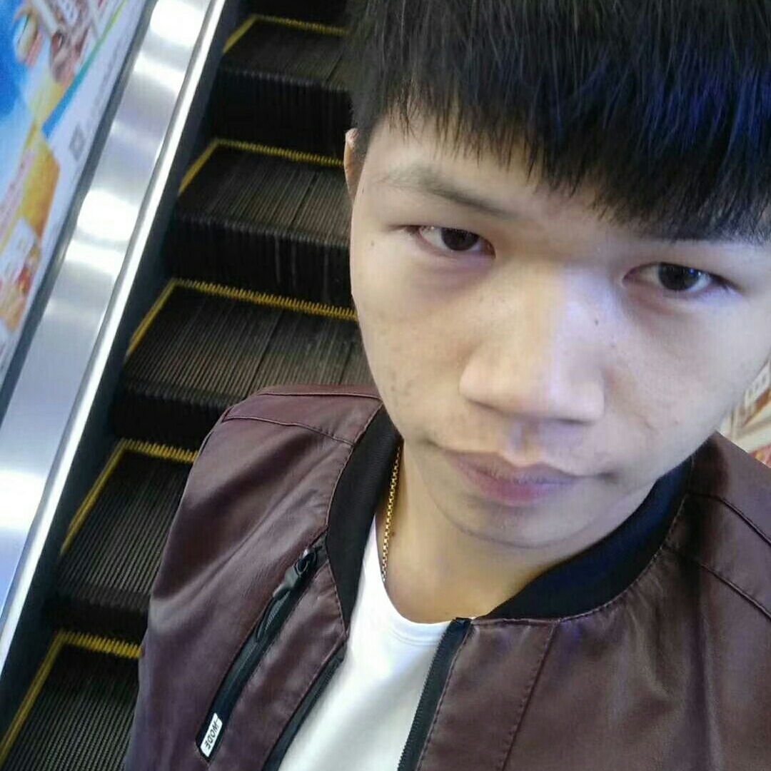 糊涂拿冰淇淋的照片