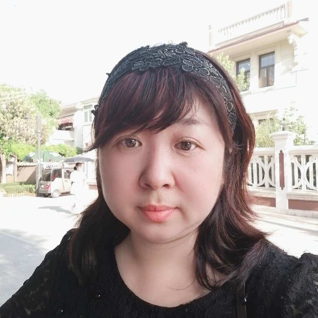 超短裙拿灵巧的照片