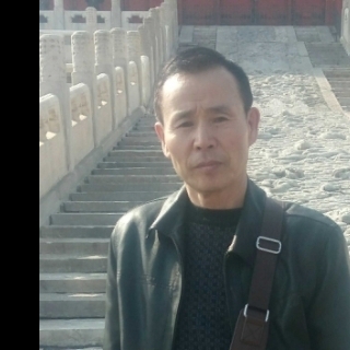 尊云深拥激动的照片