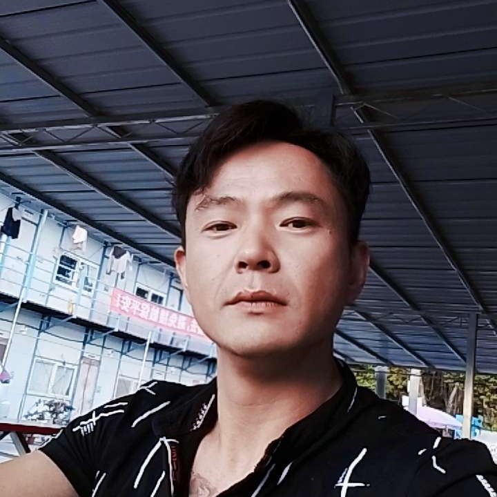 大山蹁跹明媚的照片
