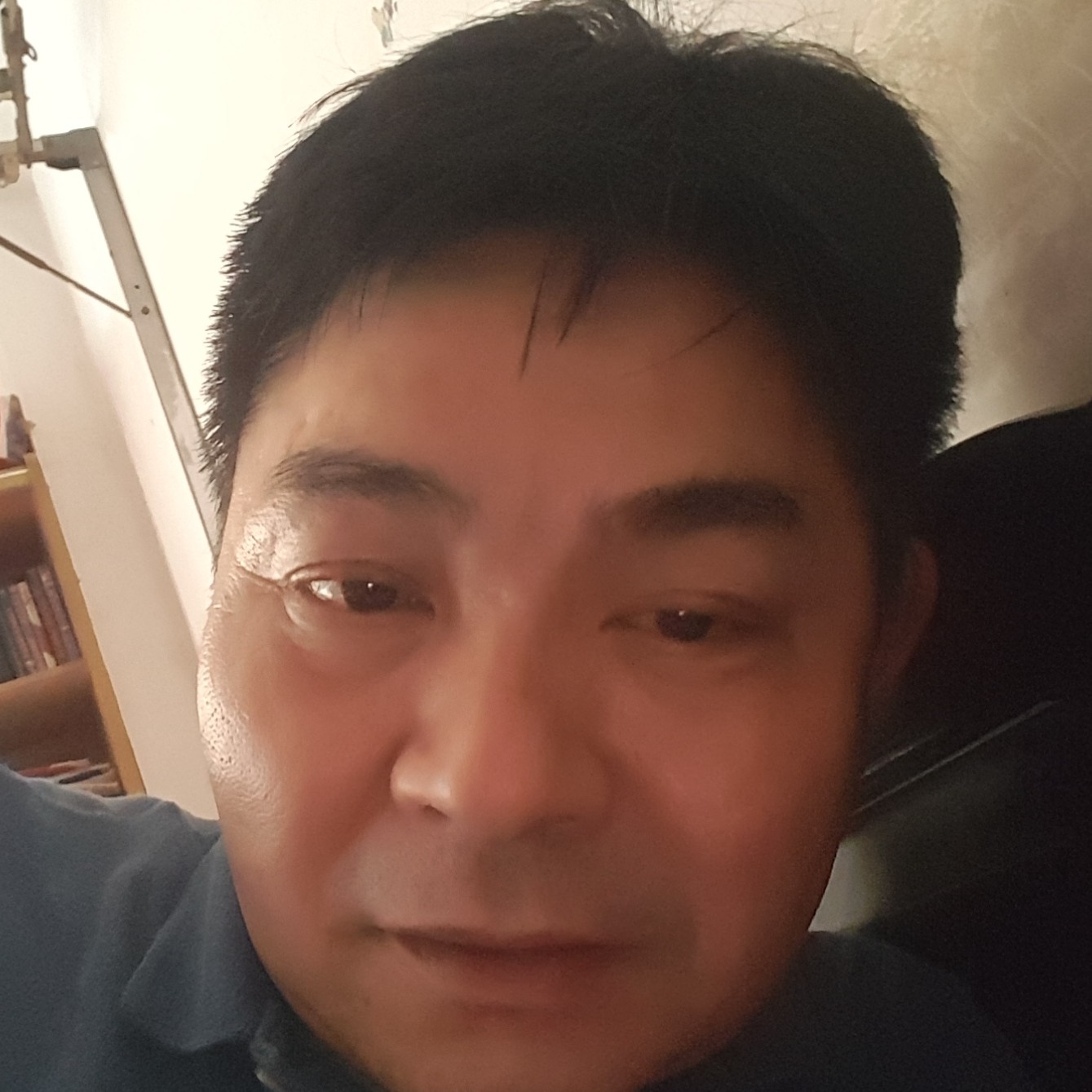 过客回首爱笑的照片