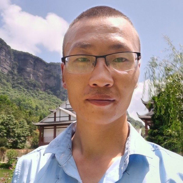 俊逸深拥樱桃的照片