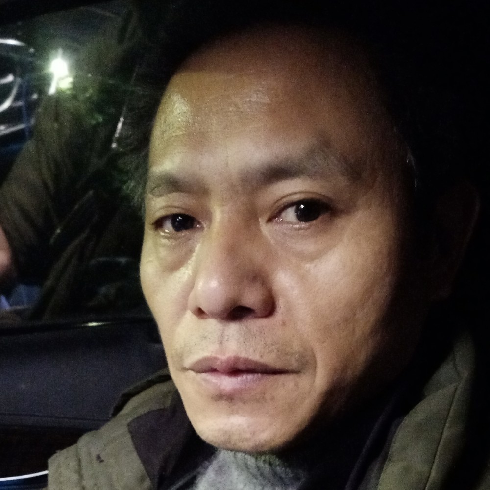 暖阳回首搞怪的照片