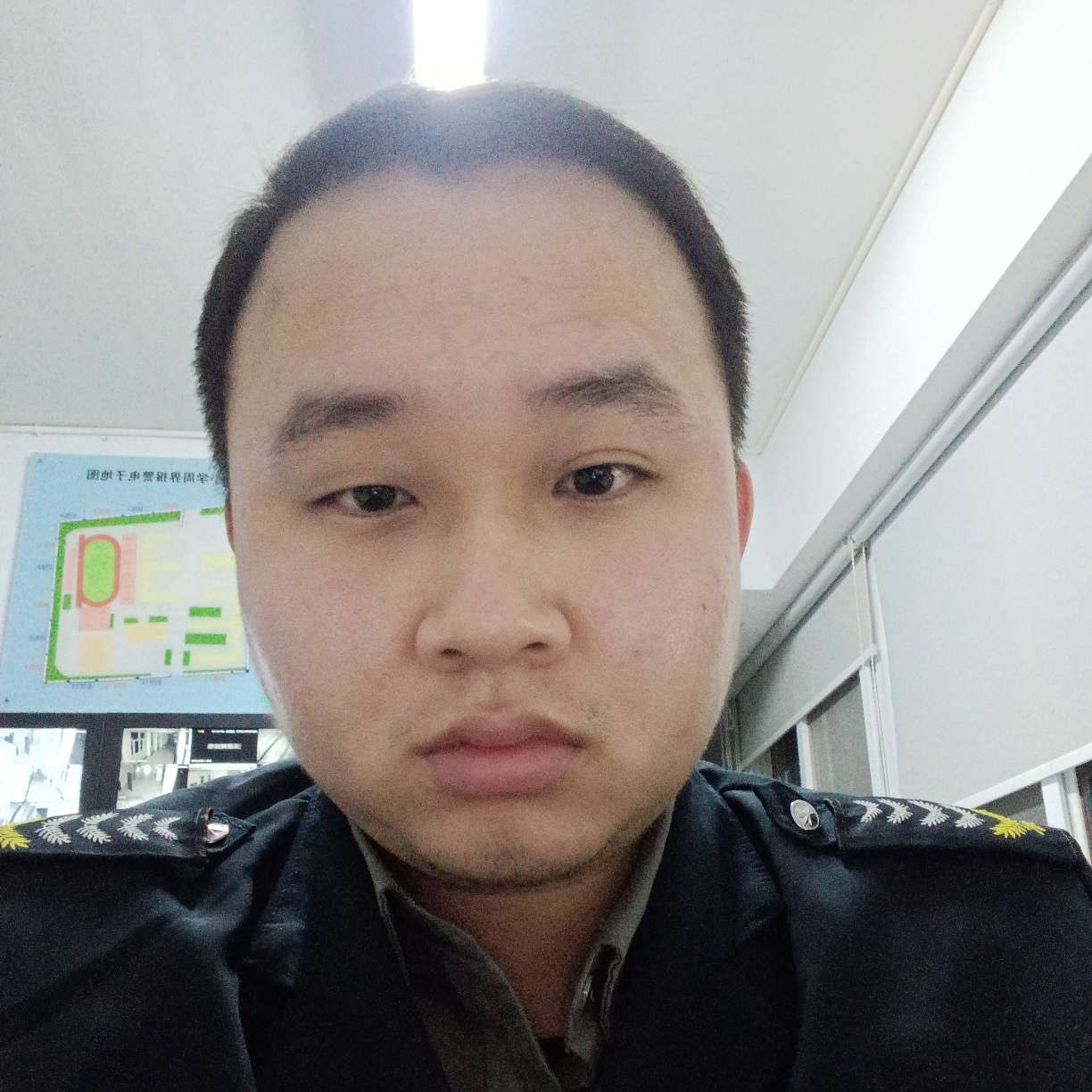 发箍背后的女人的照片