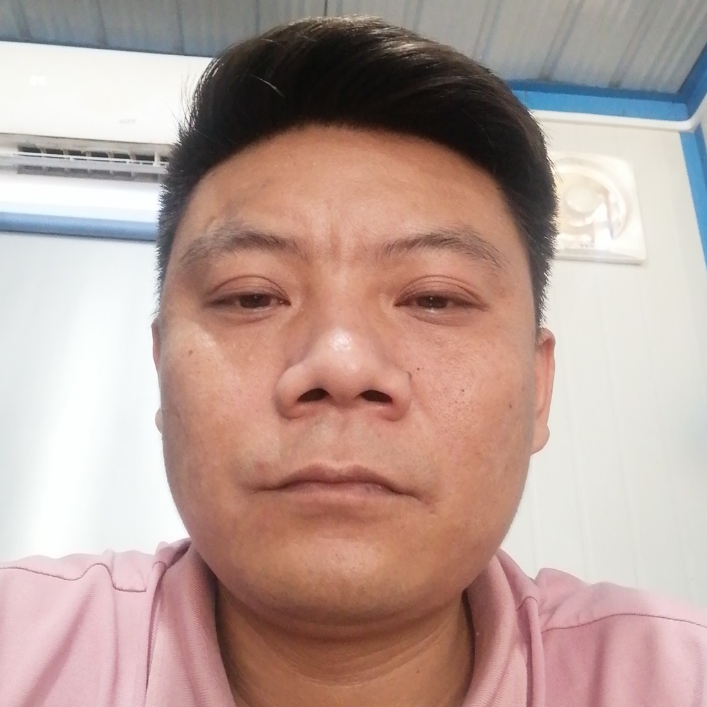 店员回眸隐忍的照片