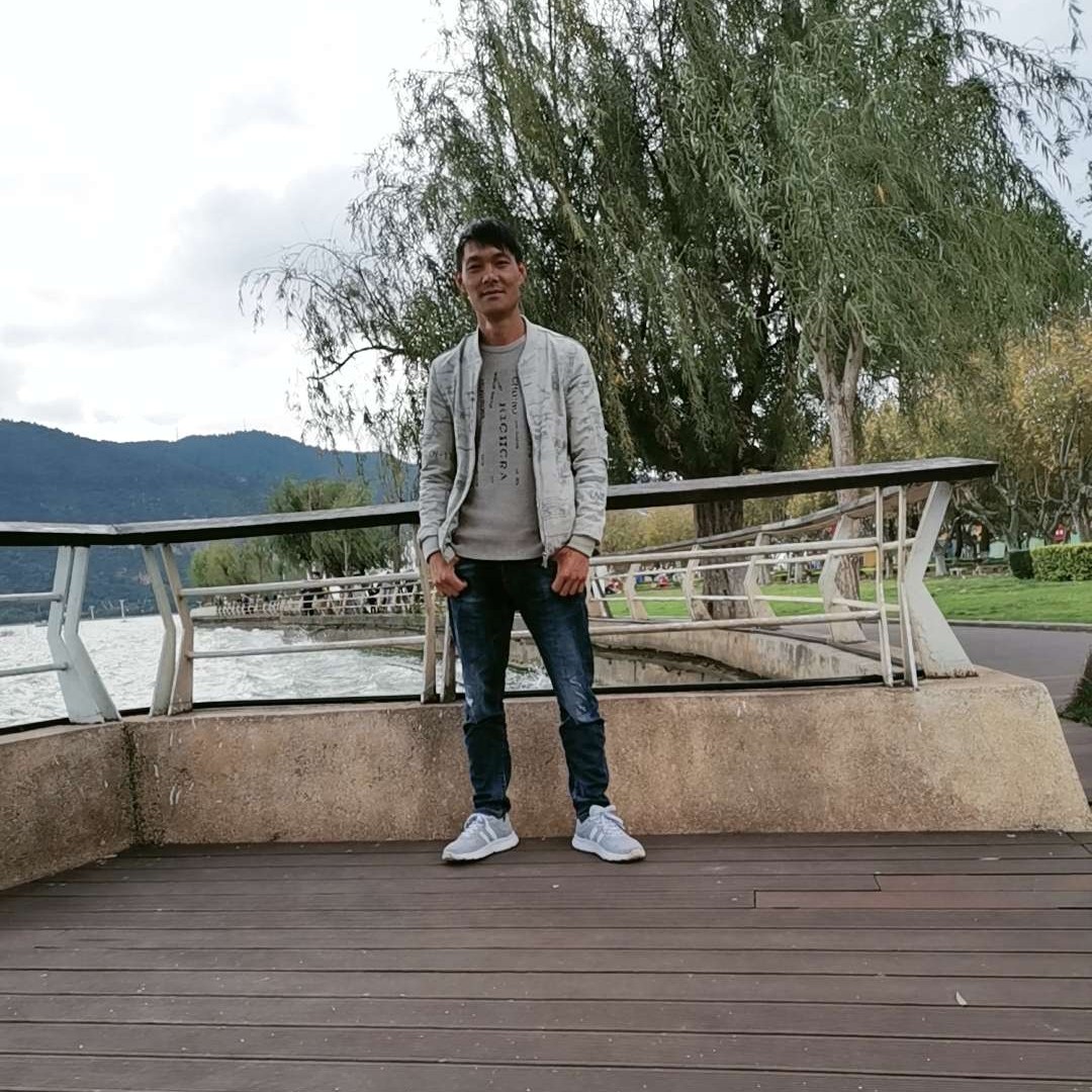 跳跃回首朋友的照片