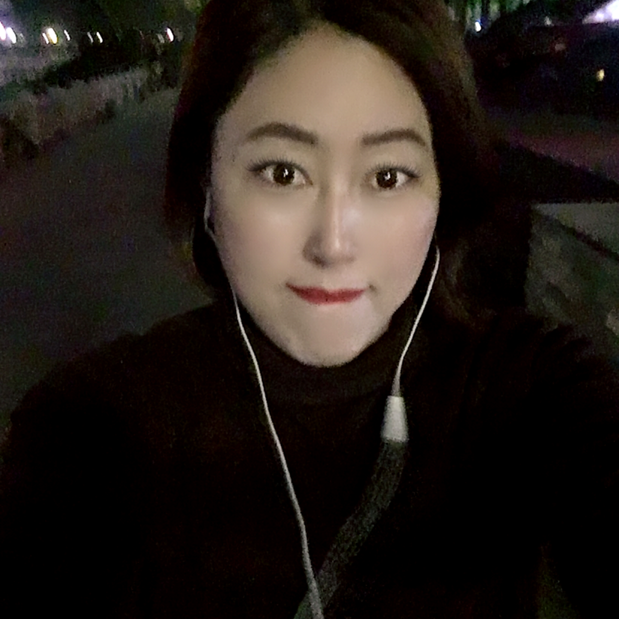 甜美扯书包的照片