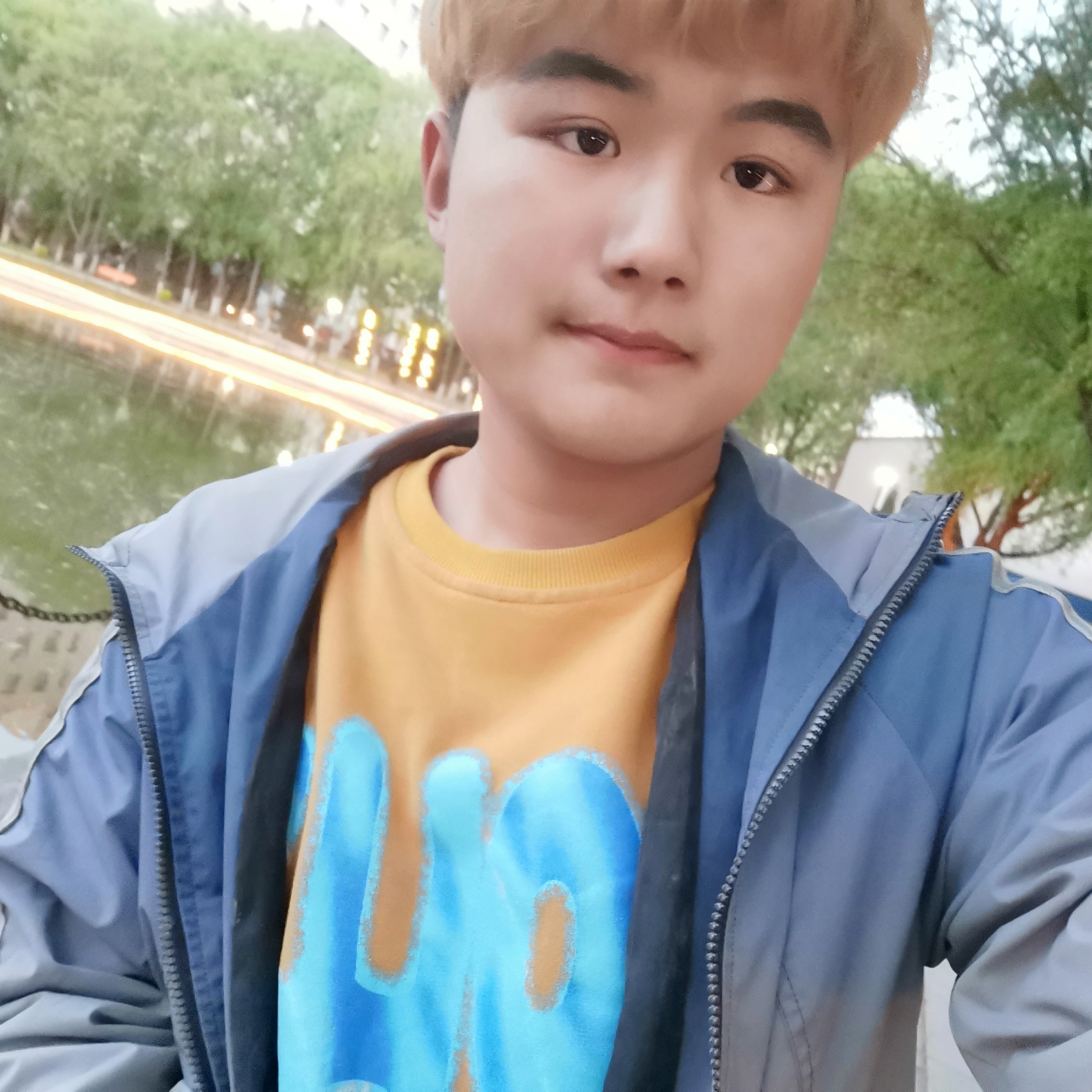 月光蹙眉震动的照片
