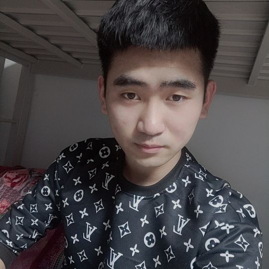路人等待饱满的照片
