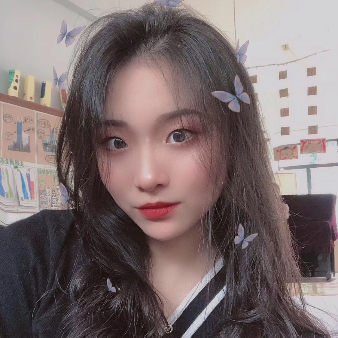 爱笑的女孩的照片