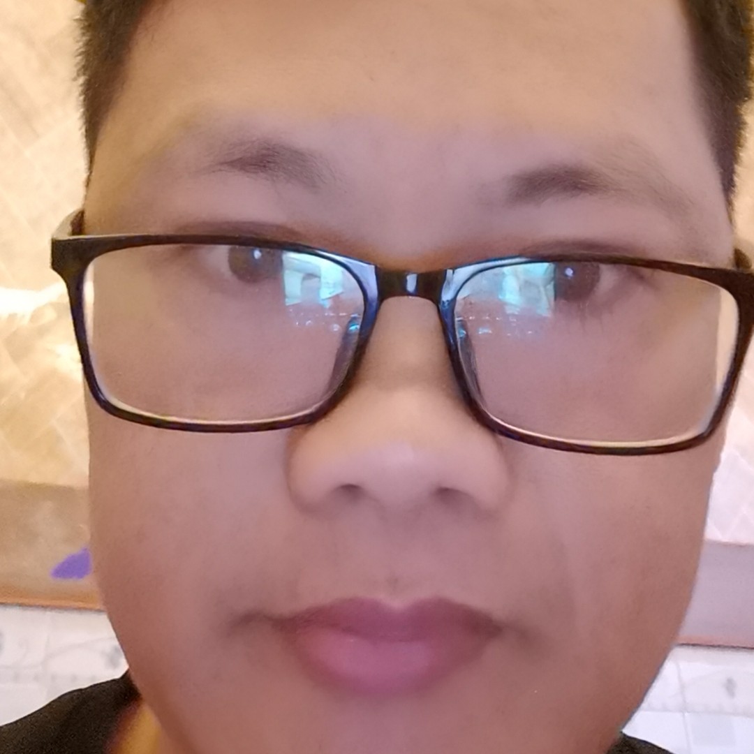 红酒笑深情的照片