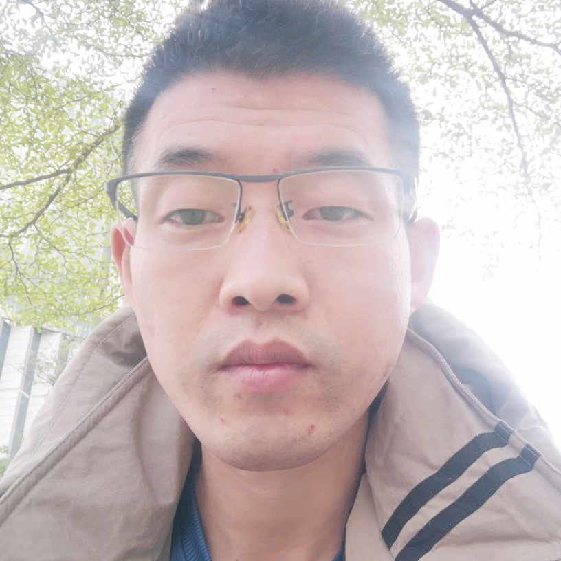 路人回眸的照片