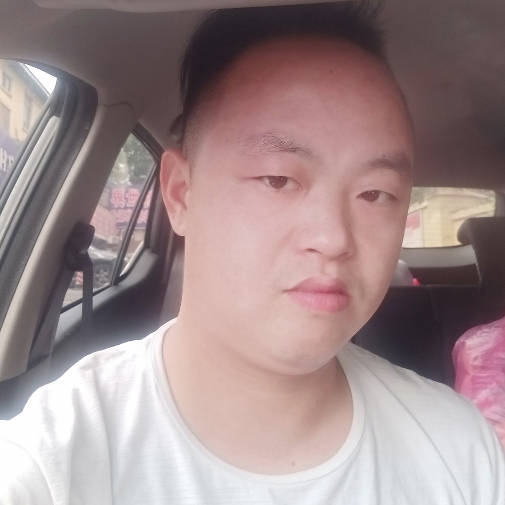知性打月饼的照片
