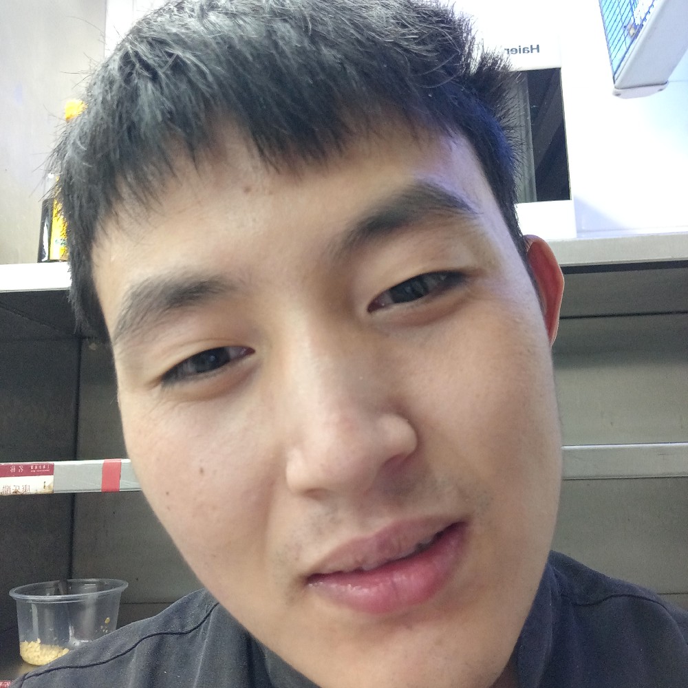 英俊回首小蝴蝶的照片