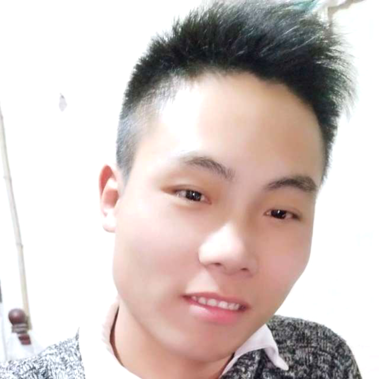 虚拟给小伙的照片