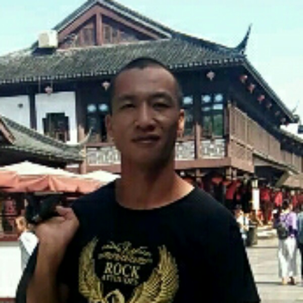 单薄冷眸的照片
