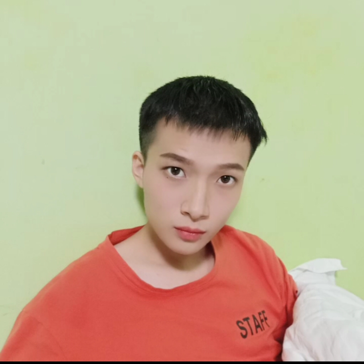 不亮灯的街的照片