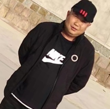 眼睛大等待汽车的照片