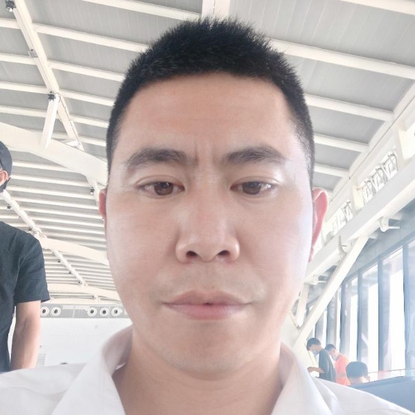 稳重倾心秀发的照片