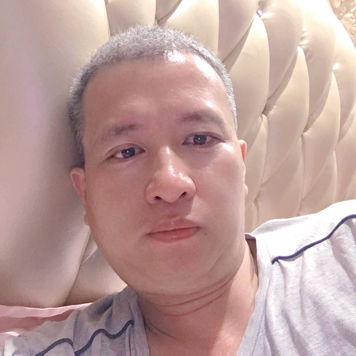 呆萌回首高跟鞋的照片