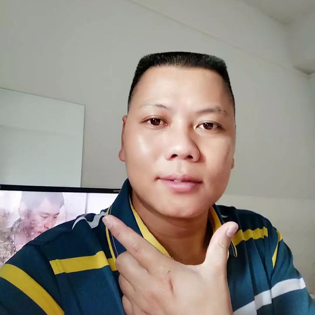 贤惠深拥玉米的照片