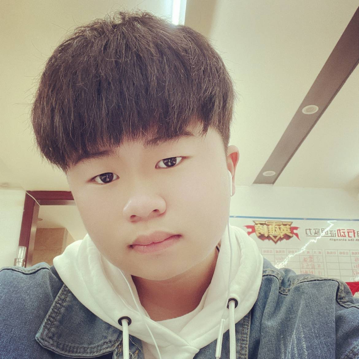 舒心深拥小伙的照片