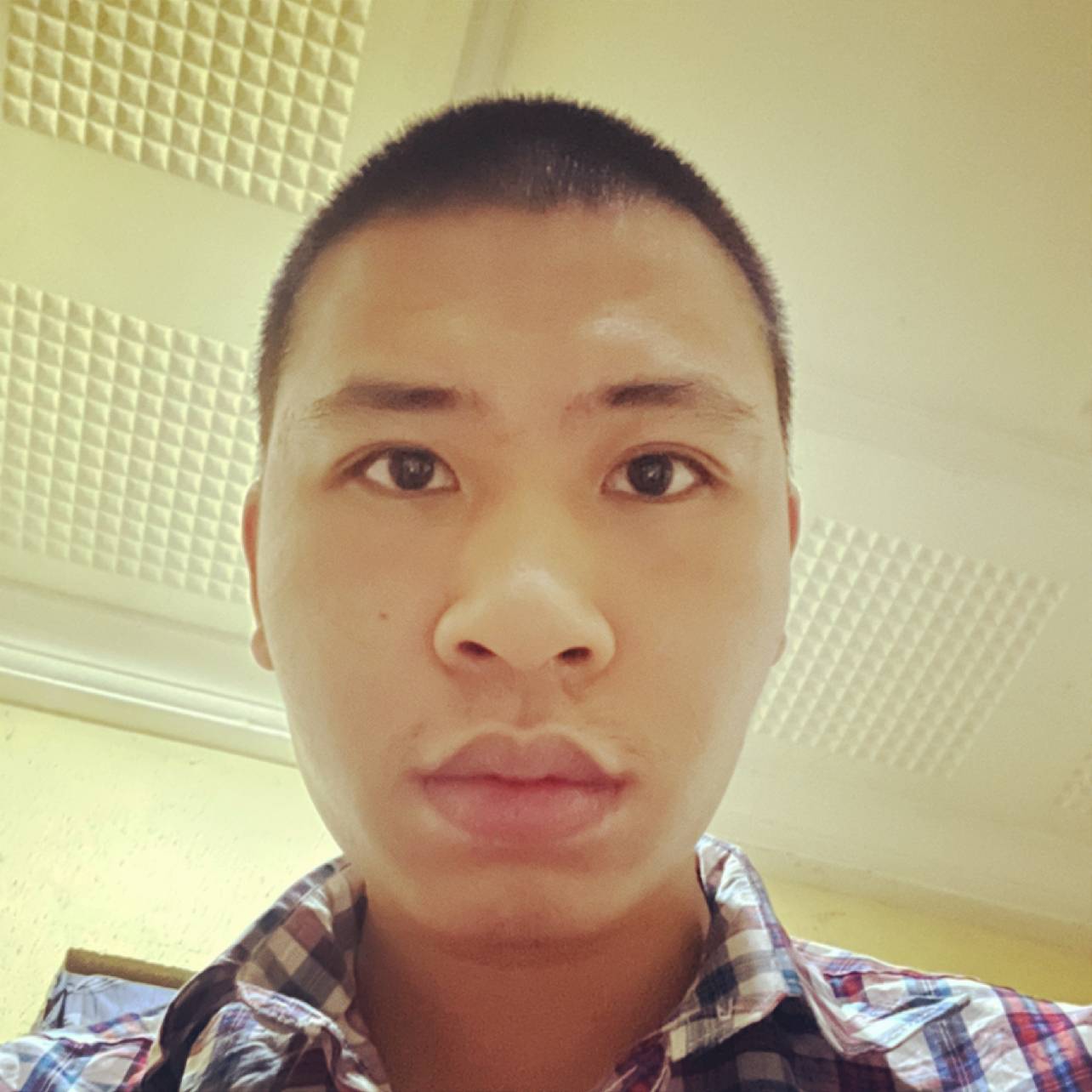 罗贯中喝农夫山泉的照片
